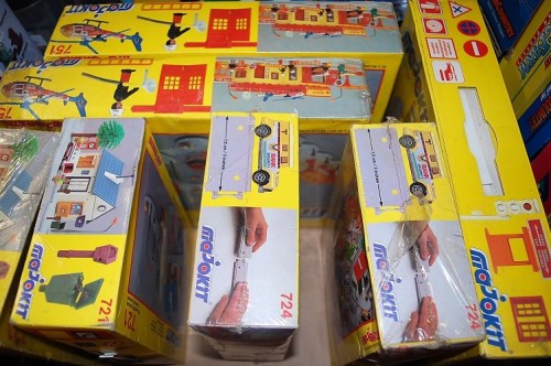 Lot 1522 - 7x various boxed, as issued, Majokit...