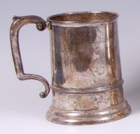 Lot 1214 - A George V silver tankard, of ribbed...