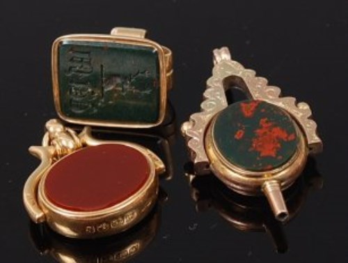 Lot 2152 - An 18ct gold, bloodstone and agate set swivel...