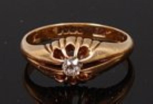 Lot 2217 - An 18ct gold gents diamond solitaire ring, the...
