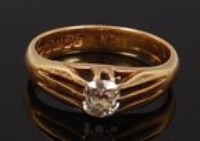 Lot 2220 - A gents 18ct gold diamond solitaire ring, the...