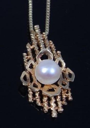 Lot 2287 - A modern 14ct gold and cultured pearl set...