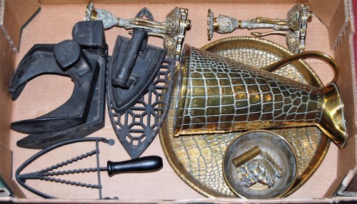 Lot 128 - A box of miscellaneous metalwares to include...
