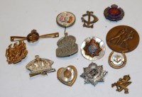 Lot 260 - A small collection of miscellaneous items to...