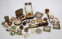 Lot 271 - A small collection of miscellaneous items to...