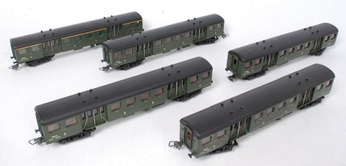 Lot 347 - 8 Hornby Acho Banlieue coaches, olive green,...