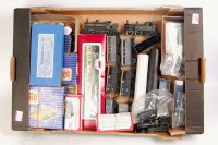 Lot 695 - A large tray containing 3 unboxed GWR tank...
