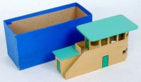 Lot 822 - 5080 H-Dublo signal cabin, green roof,...