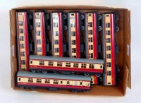 Lot 832 - 8 H-Dublo D12 tinplate coaches, maroon and...