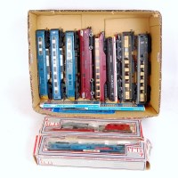 Lot 883 - A Triang Blue Pullman 3 car DMU set, a Hornby...