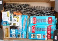 Lot 968 - Eight boxed and eleven unboxed Peco points/...