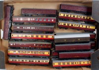 Lot 1060 - Tray of mixed Hornby and other 00 Gauge...
