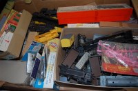 Lot 76 - A box of mixed loose and boxed Hornby 00 etc