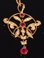 Lot 2035 - A 1920s 9ct gold, garnet and seed pearl set...