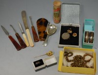 Lot 360 - A small collection of miscellaneous items to...