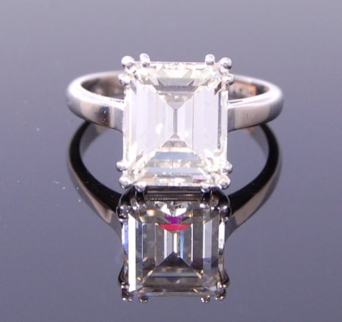Lot 3268 - A platinum diamond single stone ring, the...