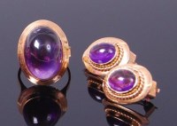 Lot 3273 - An 18ct gold and cabochon amethyst set dress...