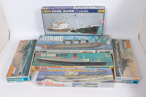 Lot 1490 - Six various mixed scale plastic ship kits to...