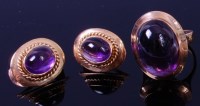 Lot 1253 - An 18ct gold and cabochon amethyst set dress...