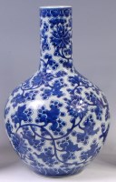 Lot 1415 - A Chinese export bottle vase, underglaze blue...