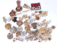 Lot 522 - A collection of assorted cap badges, cloth...