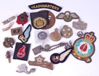 Lot 578 - A collection of assorted cap badges, cloth...