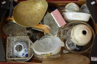 Lot 685 - A box of miscellaneous items to include;...