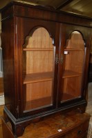 Lot 1201 - A small mahogany double door glazed bookcase