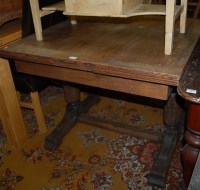 Lot 1319 - A 1930s oak drawleaf dining table