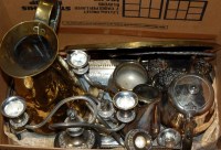Lot 186 - A box of assorted plated and brasswares
