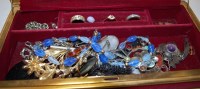 Lot 656 - A red velvet lined jewellery box and contents...