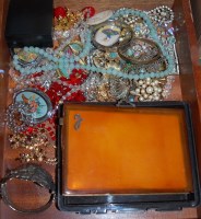 Lot 664 - A small collection of assorted costume...