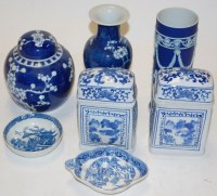 Lot 121 - A collection of blue and white items to...