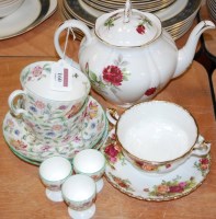 Lot 160 - A pair of Mintons teacups and saucers in the...
