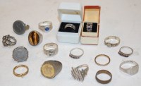 Lot 392 - A quantity of silver and metal rings to...