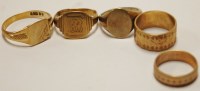 Lot 433 - Four various 9ct gold band and signet rings,...