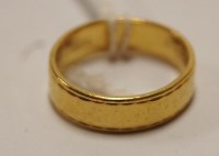 Lot 480 - An 18ct gold wedding band, 4.4g