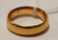 Lot 484 - An 18ct gold wedding band, 7.6g