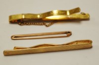 Lot 494 - A 9ct gold safety pin bar brooch, 2.4g;...