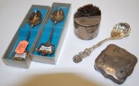 Lot 574 - A small collection of miscellaneous items to...