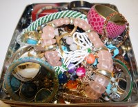 Lot 577 - A box of miscellaneous costume jewellery to...