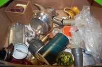 Lot 581 - A box of miscellaneous items to include small...