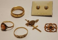 Lot 529 - A mixed lot of 9ct gold to include; wedding...