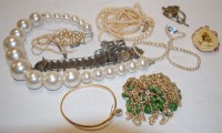 Lot 632 - A collection of assorted costume jewellery to...