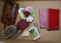 Lot 669 - A small collection of miscellaneous items to...