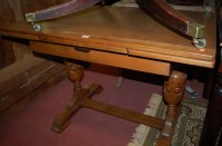 Lot 1318 - A 1930s moulded oak drawleaf dining table