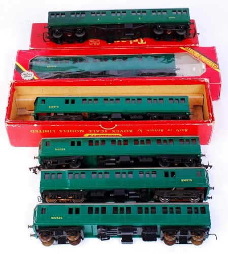 Lot 649 - 2 Triang R156 SR suburban Motor coaches, 2...