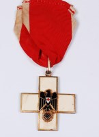 Lot 398 - A German Red Cross Commander's neck badge,...