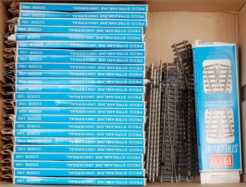 Lot 702 - A quantity of Peco Code 100 track, including...