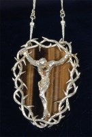 Lot 127 - An 18ct gold and tigers eye pendant necklace,...